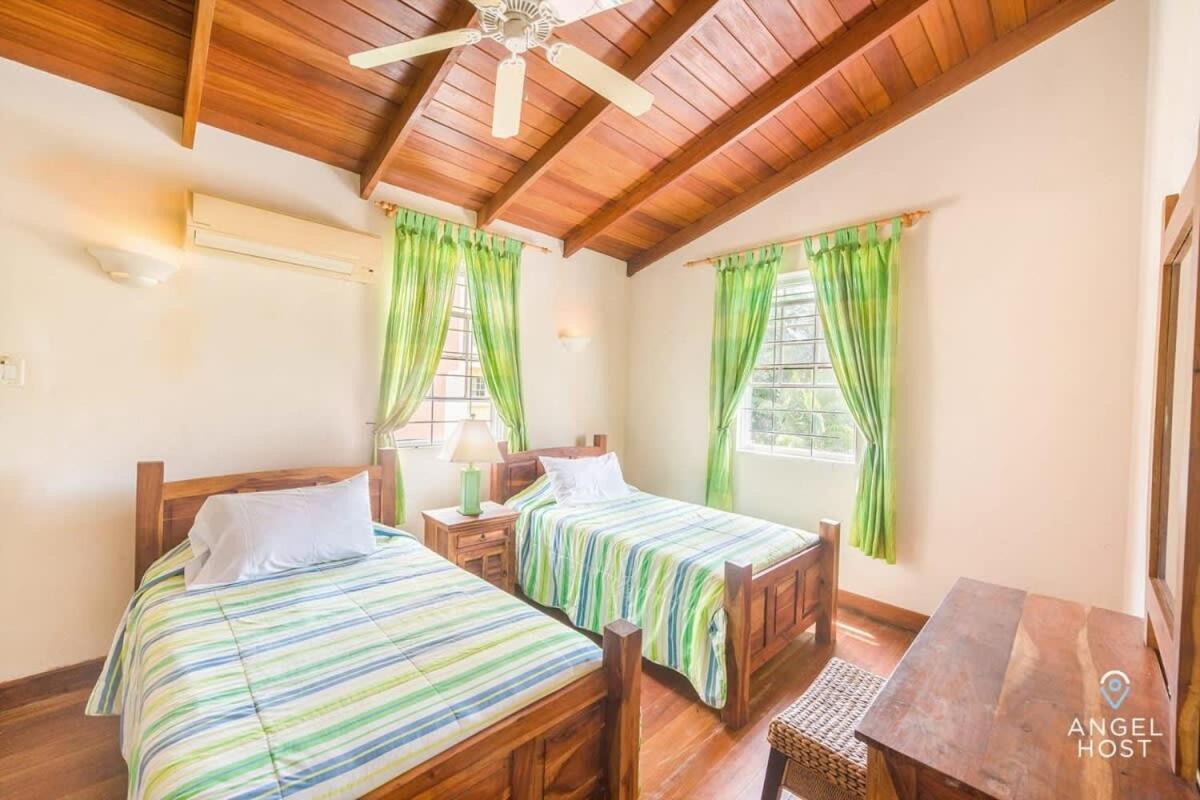 2-Story Townhome With Private Pool, Ideal For Group! Christ Church Exterior photo
