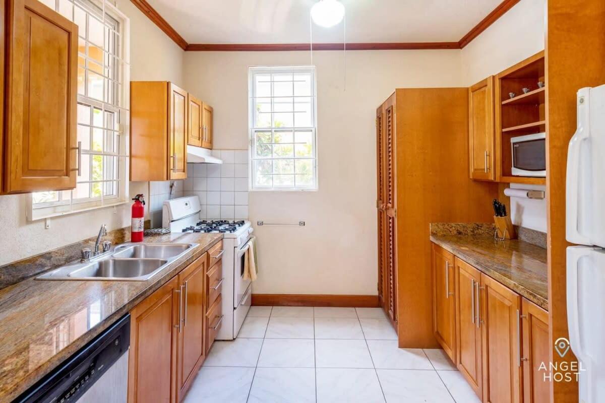 2-Story Townhome With Private Pool, Ideal For Group! Christ Church Exterior photo